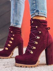 Bottines à Talons Hauts Lacées avec Rivets, Audace et Élégance