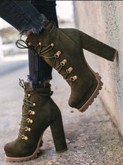 Bottines à Talons Hauts Lacées avec Rivets, Audace et Élégance
